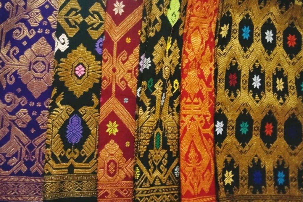 40年位前にインドネシア アロール島で手織りされた布。手紡ぎ，天然