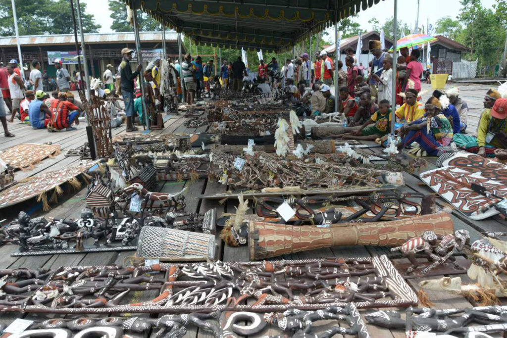 アスマット族のエキゾチックな文化と世界が認める木彫り芸術 | Businesia